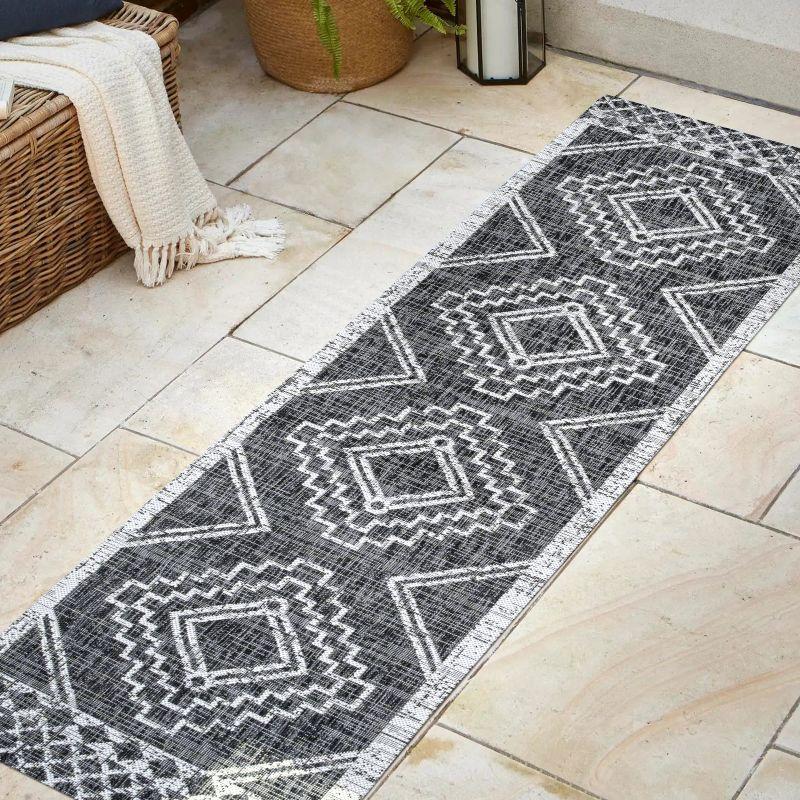 Marokko Diamond  Medallion Indoor/Outdoor Area Rug - JONATHAN Y