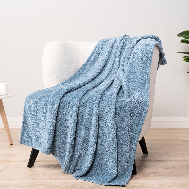 PAVILIA Lightweight Fleece Throw Blanket for Couch, Soft Warm Flannel Blankets for Bed