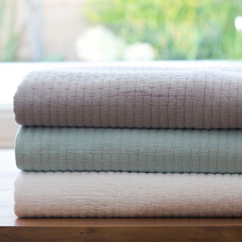 Cross Stitch Bright White Full/Queen Quilt Set