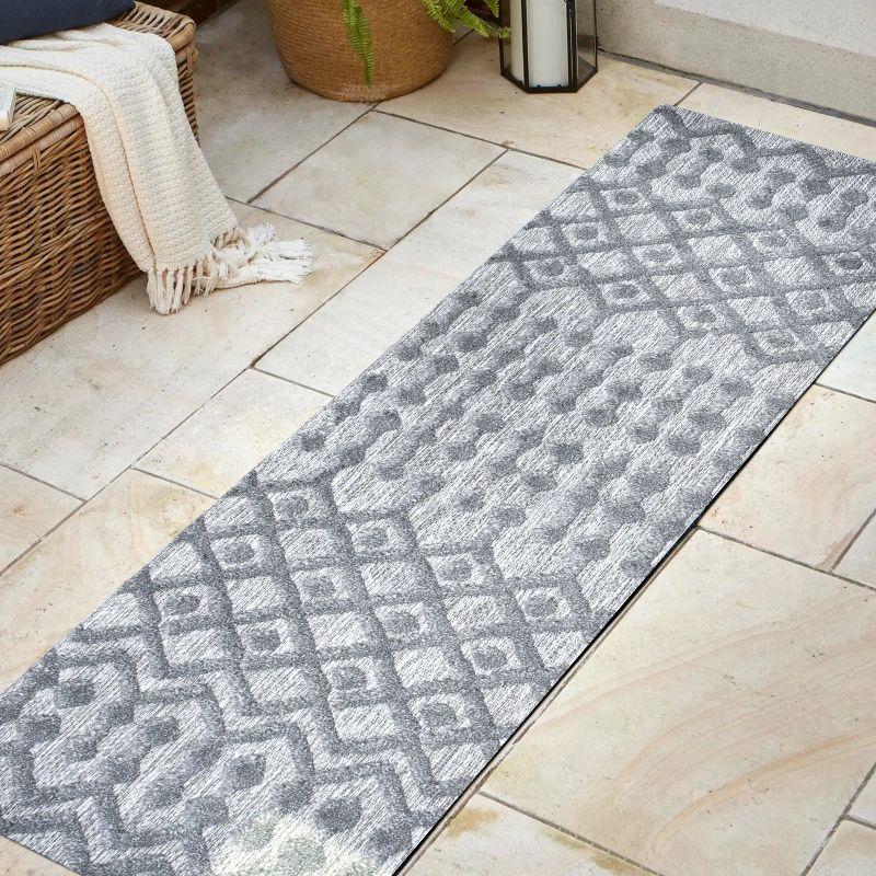 Peralta Moroccan Diamond Indoor/Outdoor Area Rug - JONATHAN Y