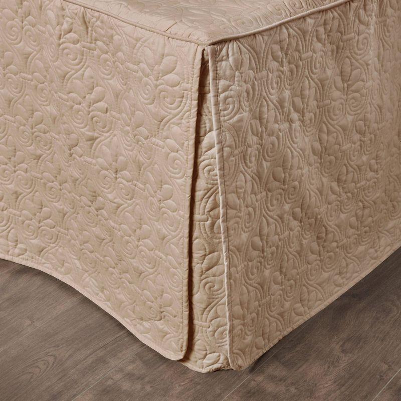 Quebec 3 Piece Split Corner Pleated Quilted Bedspread