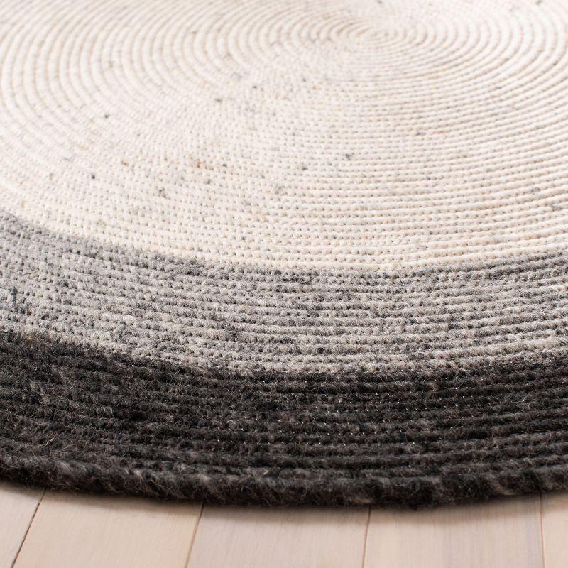 Handmade Grey/Ivory Wool 5' Round Braided Reversible Rug