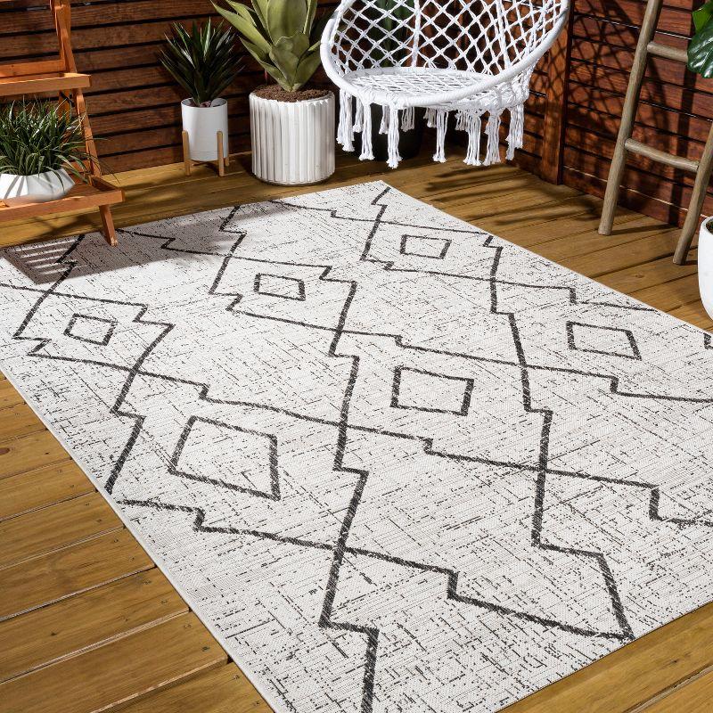 Carwa  Diamond Trellis Indoor/Outdoor Area Rug - JONATHAN Y