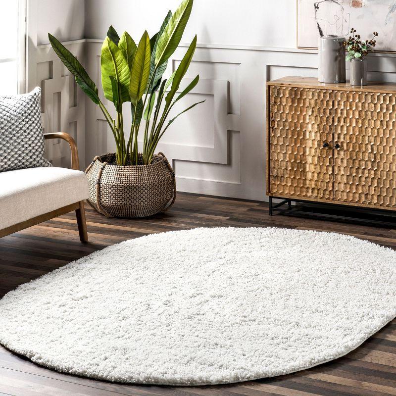 Luxurious 8' x 10' Oval White Plush Shag Area Rug