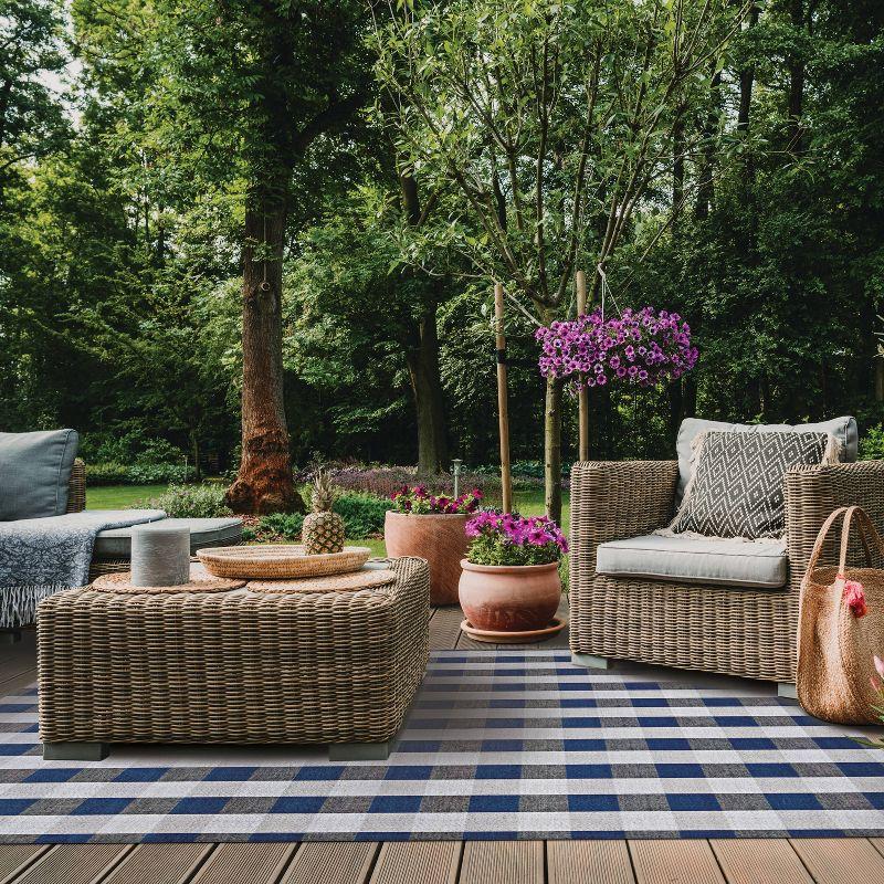 6' x 8' Gingham Outdoor Rug Blue/White - Foss Floors