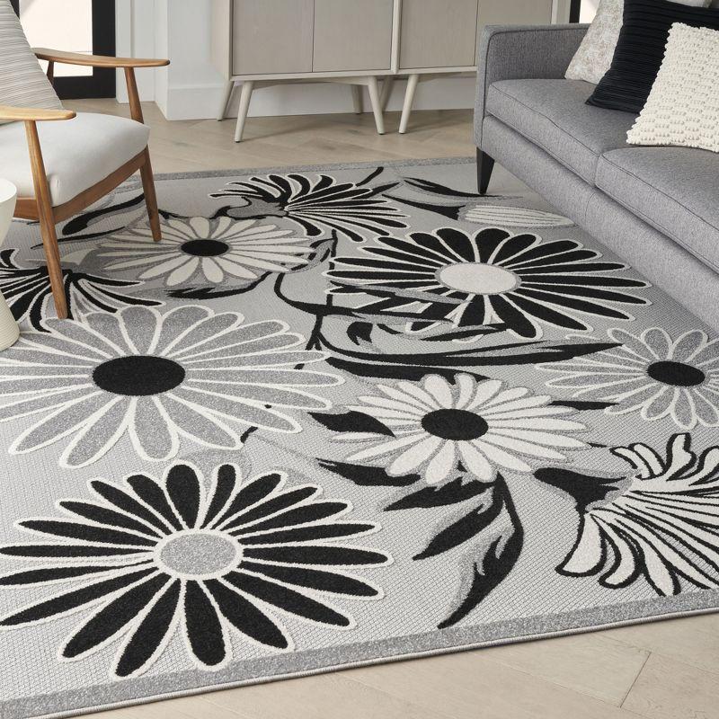 Aloha Daisy Black and White 5'3" x 7'5" Synthetic Outdoor Rug