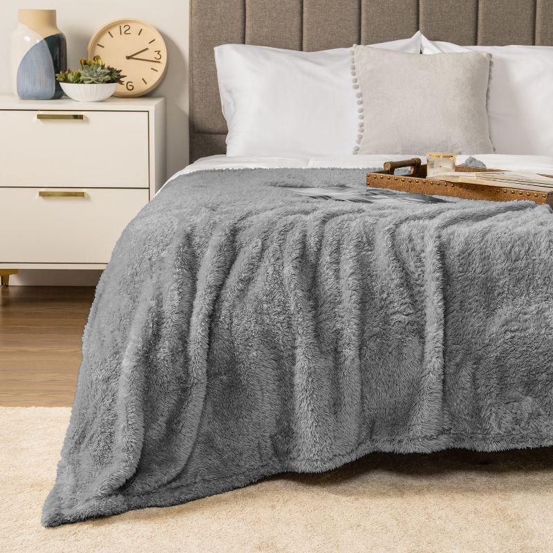 PAVILIA Plush Throw Blanket for Couch Bed, Faux Shearling Blanket and Throw for Sofa Home Decor