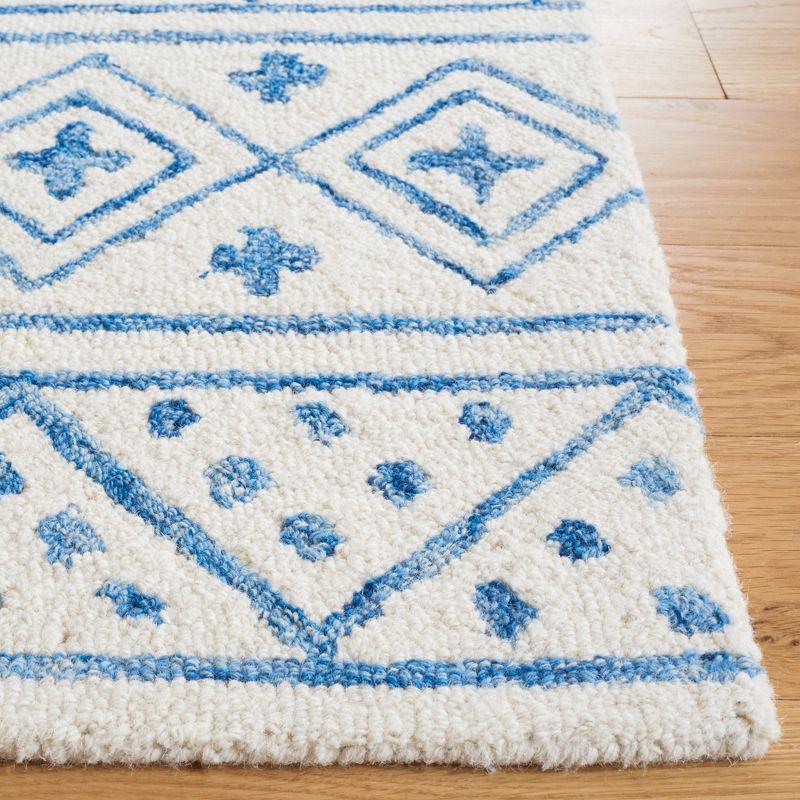 Ivory and Blue Hand-Tufted Wool Area Rug, 5' x 8'