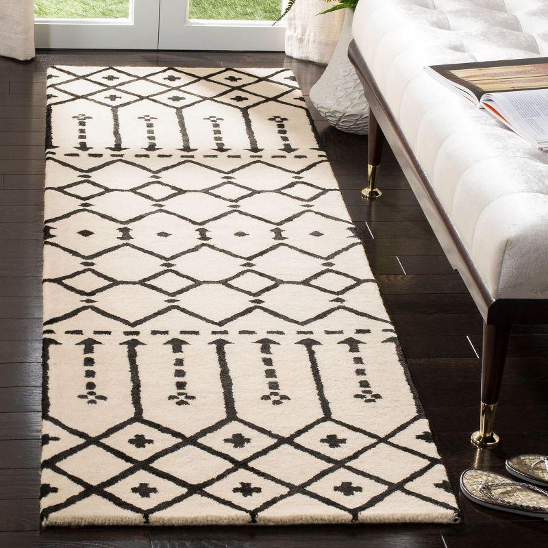 Himalaya HIM903 Handmade Accent Rug - 2'3"x4' - Ivory/Black - Safavieh