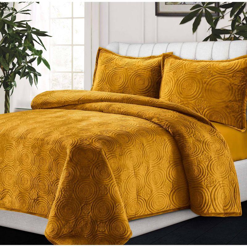 Elegant Medallion Queen Velvet Quilt Set in Gold