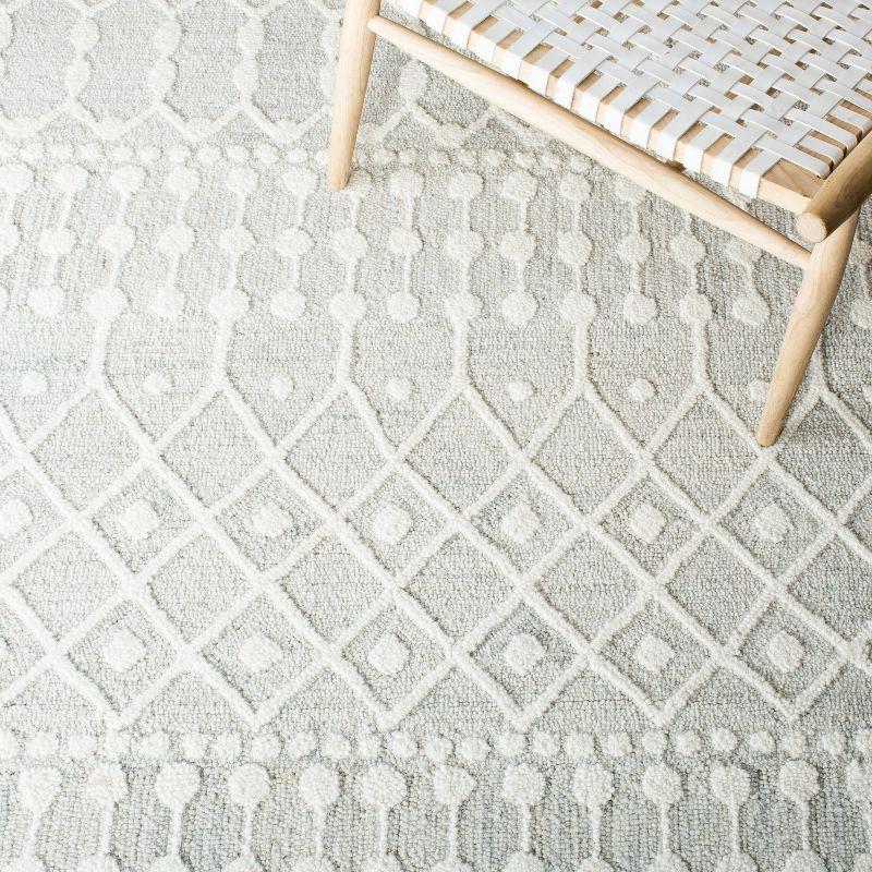 Blossom BLM115 Hand Tufted Area Rug - Silver/Ivory - 6'x9' - Safavieh.
