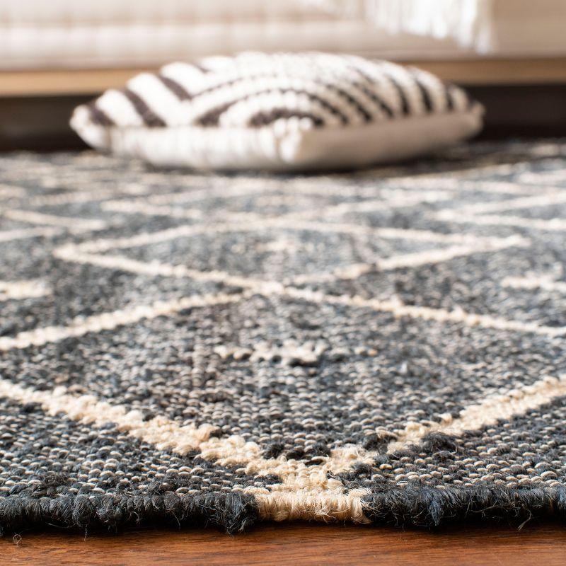 Kilim KLM750 Hand Loomed Area Rug - Charcoal/Natural - 5' round - Safavieh.