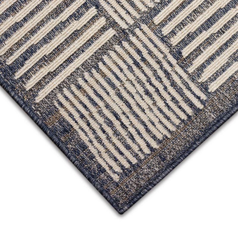 Gray and Ivory Geometric 5' x 7' Indoor/Outdoor Rug