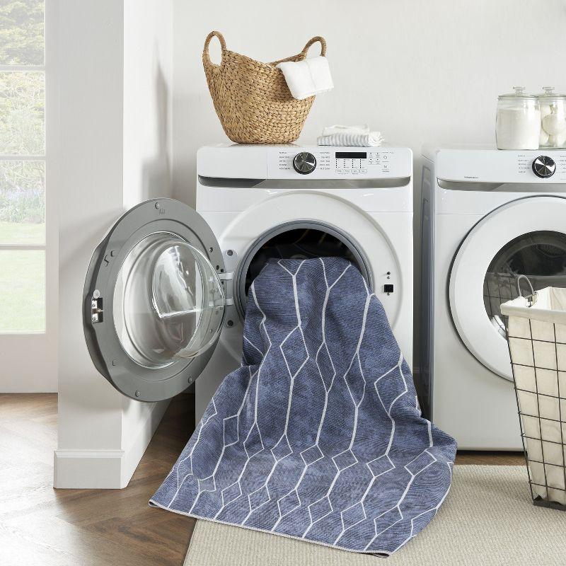 Pymble Geometric Machine Washable Area Rug in Navy Blue