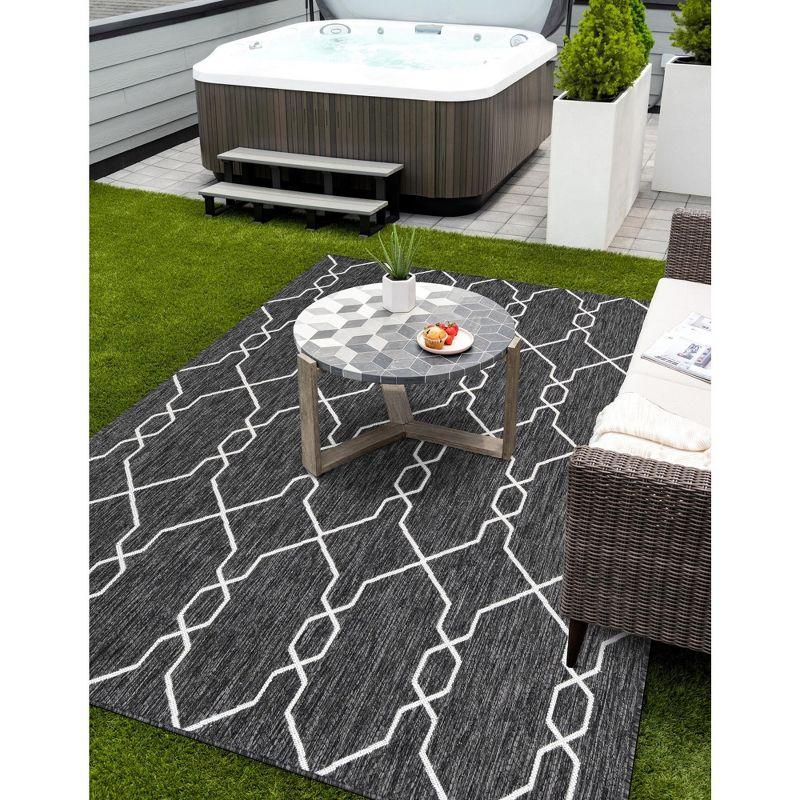 Charcoal and Ivory Trellis Outdoor Flatweave Rug 4' x 6'