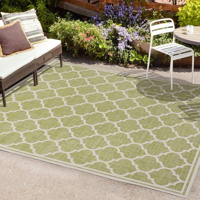 Green and Cream Trellis Flat Woven Indoor/Outdoor Rug, 4' x 6'