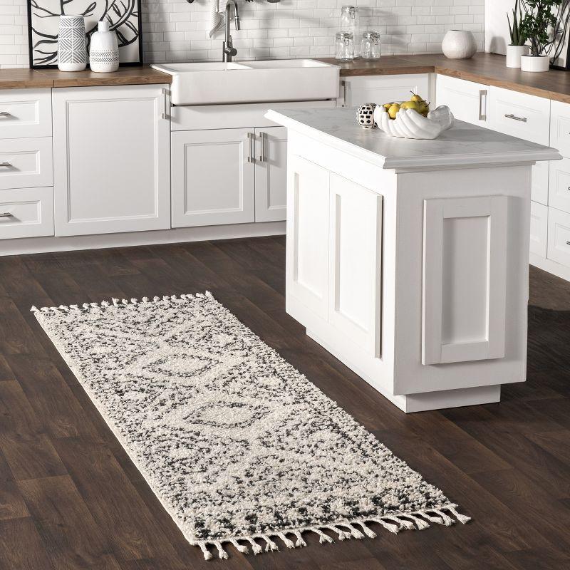 Nuloom Vasiliki Geometric 2x8 Runner Shag Indoor Area Rug for Living Room Bedroom Dining Room Nursery Entryway Hallway, Off White/Charcoal