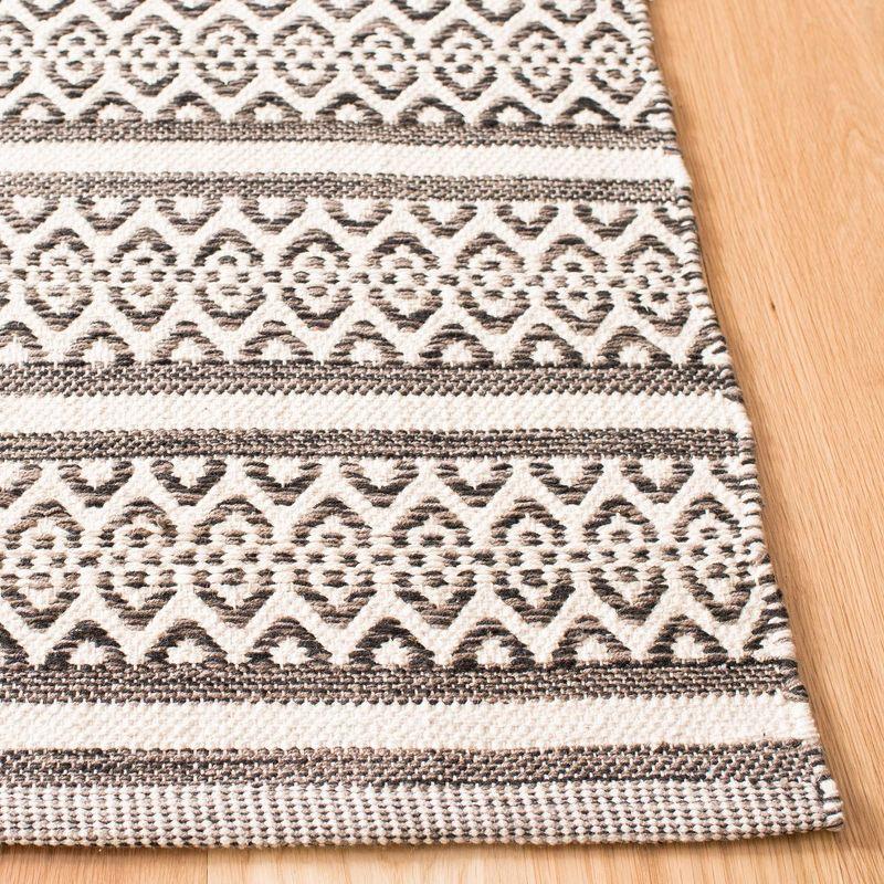 Montauk MTK341 Hand Woven Indoor Area Rug - Ivory/Black - 6'x9' - Safavieh.