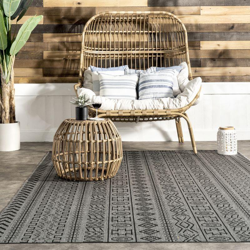 Reversible Gray Synthetic 4'x6' Easy-Care Outdoor Rug