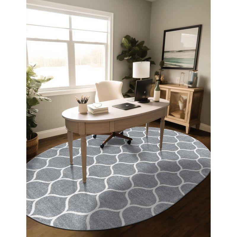 Light Gray/Ivory Oval Trellis Synthetic Area Rug 8' x 10'