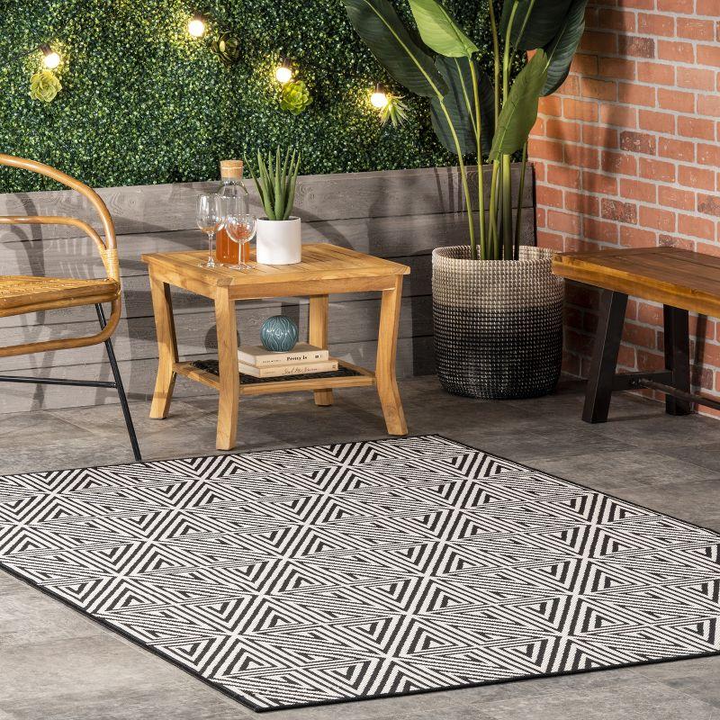nuLOOM Kelsey Modern Abstract Indoor and Outdoor Area Rug