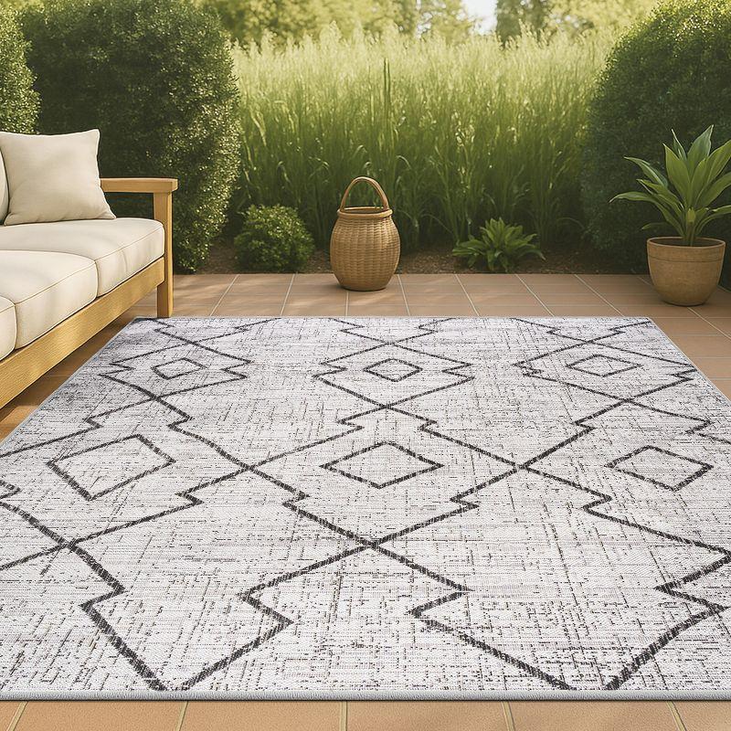 3'x5' Carwa  Diamond Trellis Indoor/Outdoor Area Rug, Ivory/Black - JONATHAN Y