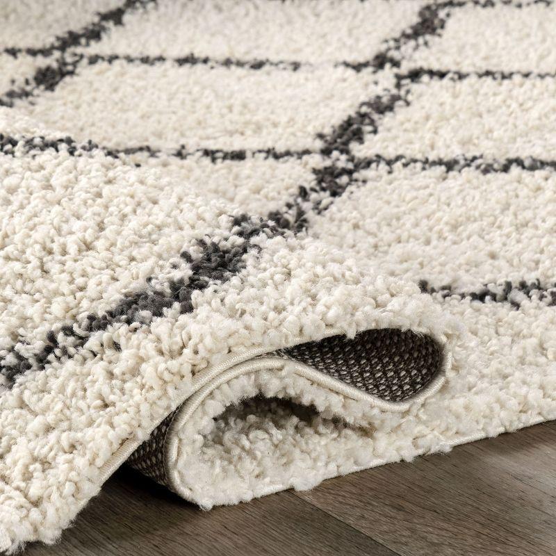 Ivory Diamond Trellis Shag Area Rug with Tassels, 2' x 3'