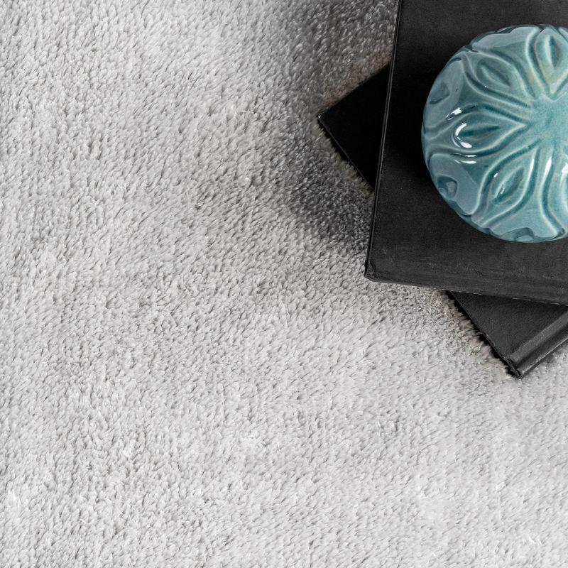 Nuloom Loni Cozy Plush Solid Pet Friendly Premium Machine Washable Shag Area Rug, 3' x 5', Light Grey