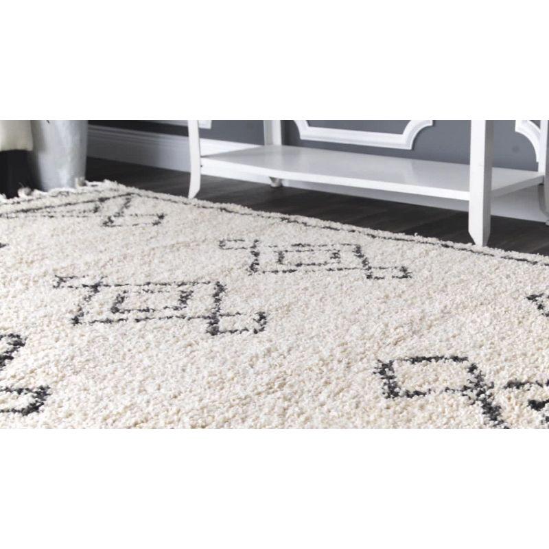 Ivory Braided Synthetic Shag Round Rug, 4' Easy Care