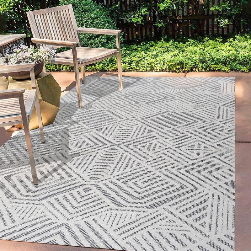 4'x6' Jordan High-Low Pile Art Deco Geometric Indoor/Outdoor Area Rug, White/Black - JONATHAN Y