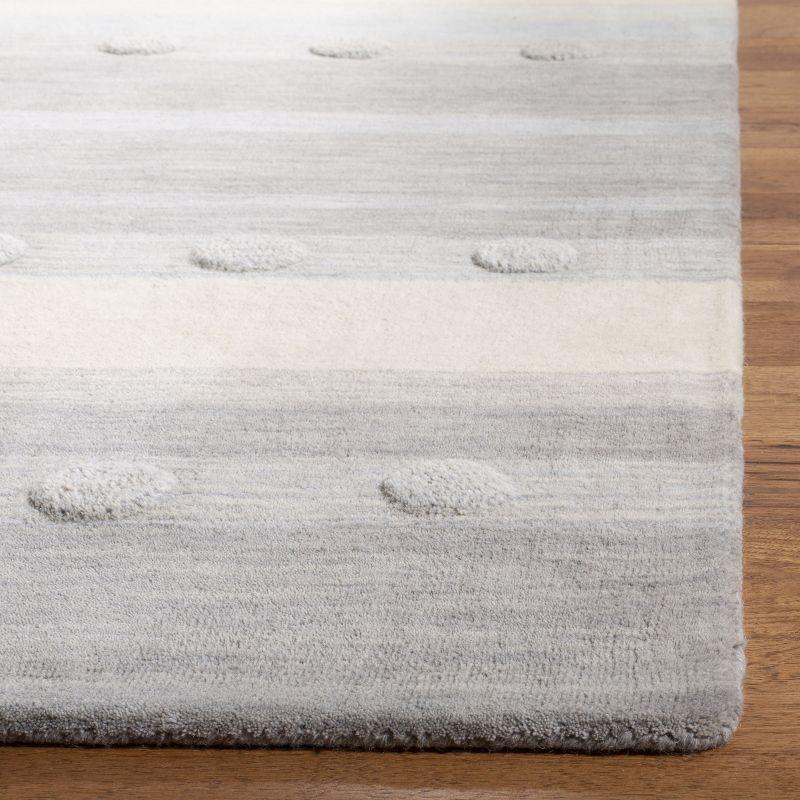 Safavieh Kids SFK801 Hand Loomed Indoor Accent Rug - Grey/Ivory - 3'x5' - Safavieh
