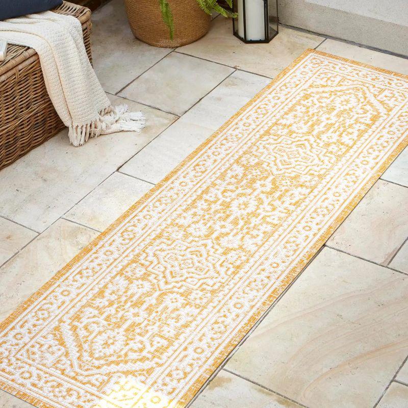 Sinjuri Medallion Textured Weave Indoor/Outdoor Area Rug - JONATHAN Y