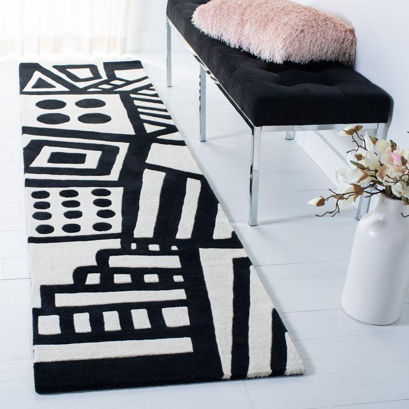 Fifth Avenue FTV124 Hand Tufted Runner Rug - Ivory/Black - 2'3"x9' - Safavieh.