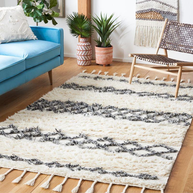 Casablanca CSB925 Hand Loomed Area Rug - Ivory/Dark Grey - 4'x6' - Safavieh.