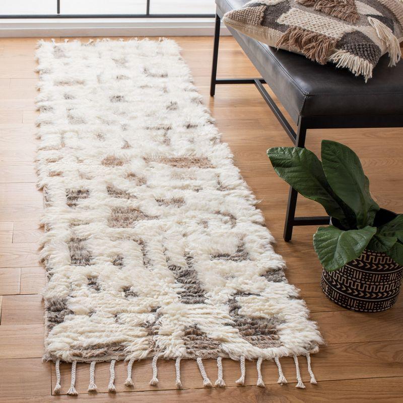 Manhattan MAN458 Hand Knotted Runner Rug - Ivory/Grey - 2'3"x8' - Safavieh.