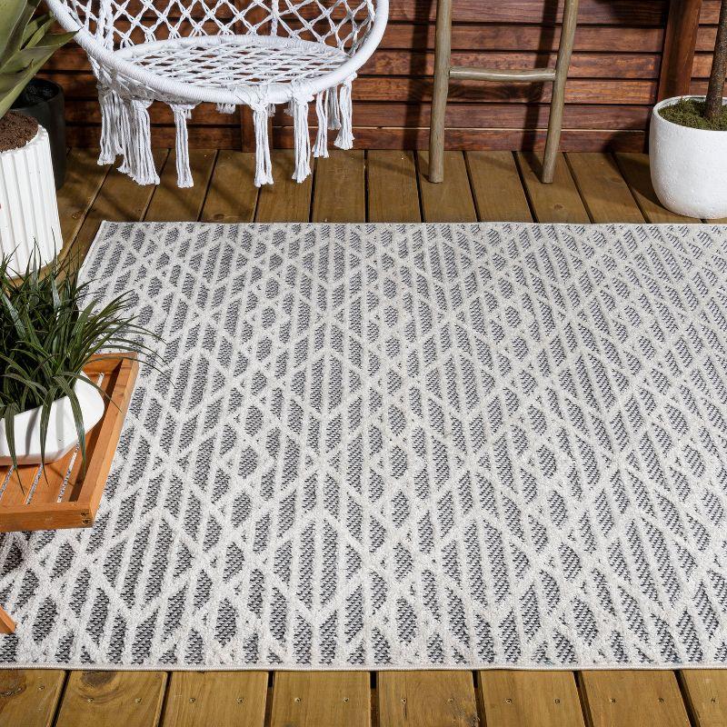 Elegant Ivory Diamond 4' x 6' Synthetic Reversible Area Rug