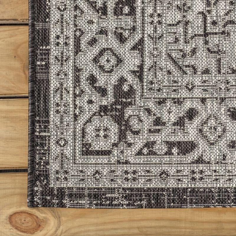 5' Round Sinjuri Medallion Textured Weave Indoor/Outdoor Area Rug, Gray/Black - JONATHAN Y