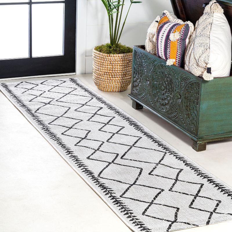 Derya Diamond Trellis Indoor/Outdoor Area Rug - JONATHAN Y