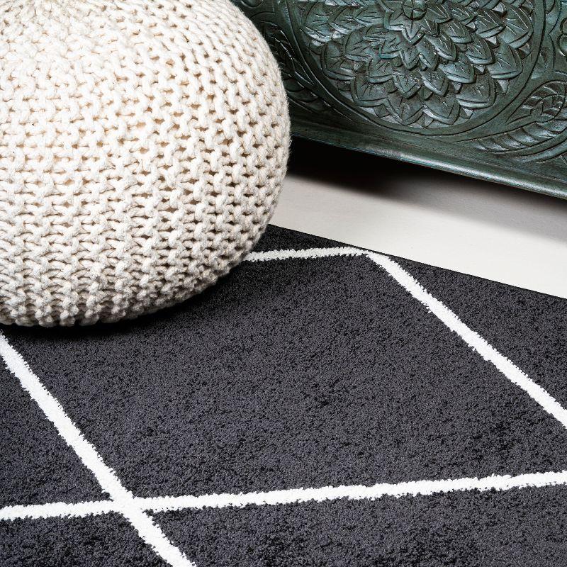 4'x6' Cole Minimalist Diamond Trellis Area Rug, Black/White - JONATHAN Y