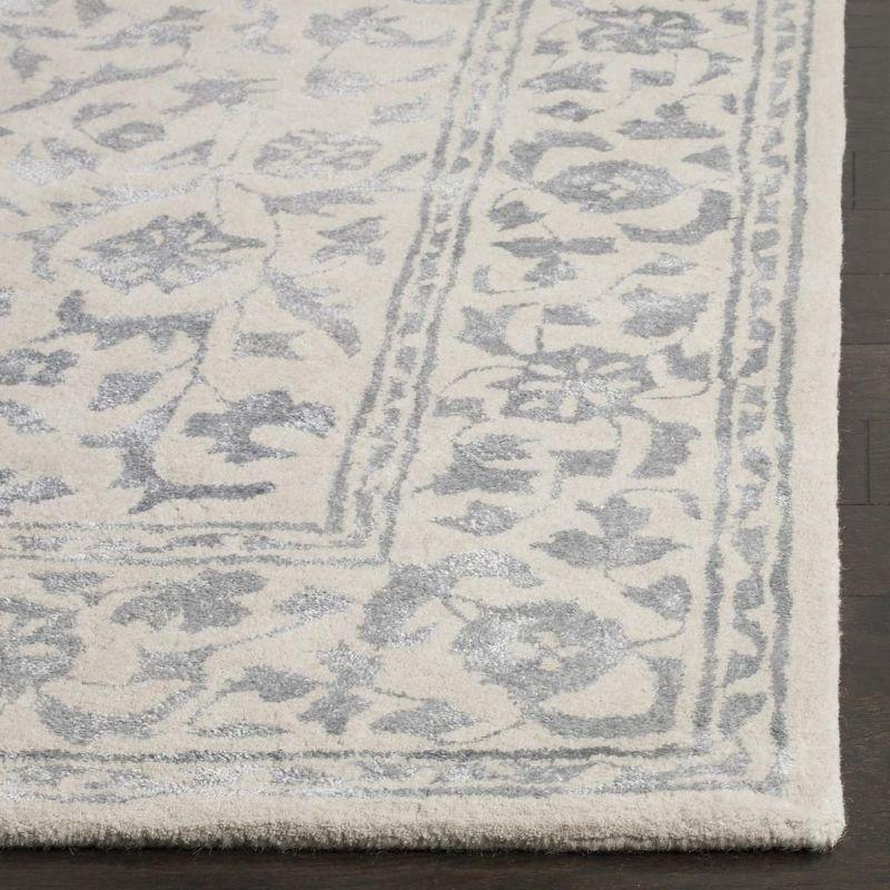 Ivory and Silver Hand-Tufted Wool 4' x 6' Rug