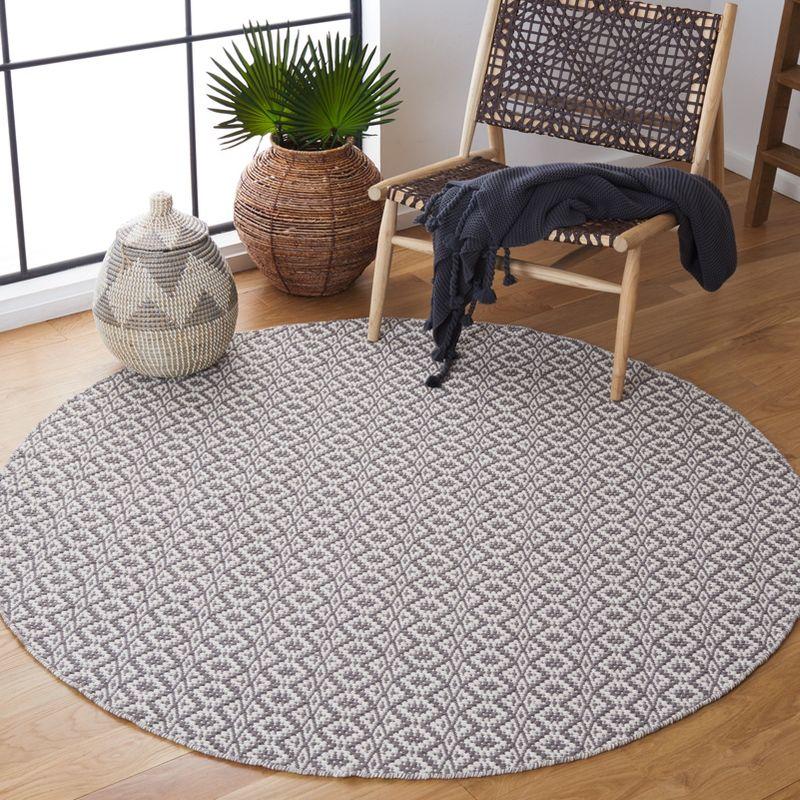 Montauk MTK716 Hand Woven Indoor Accent Rug - Ivory/Grey - 4' Round - Safavieh
