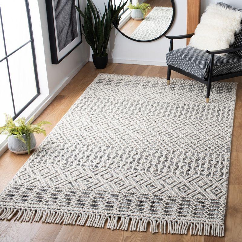 Ivory and Black Handwoven Wool Southwestern Rug