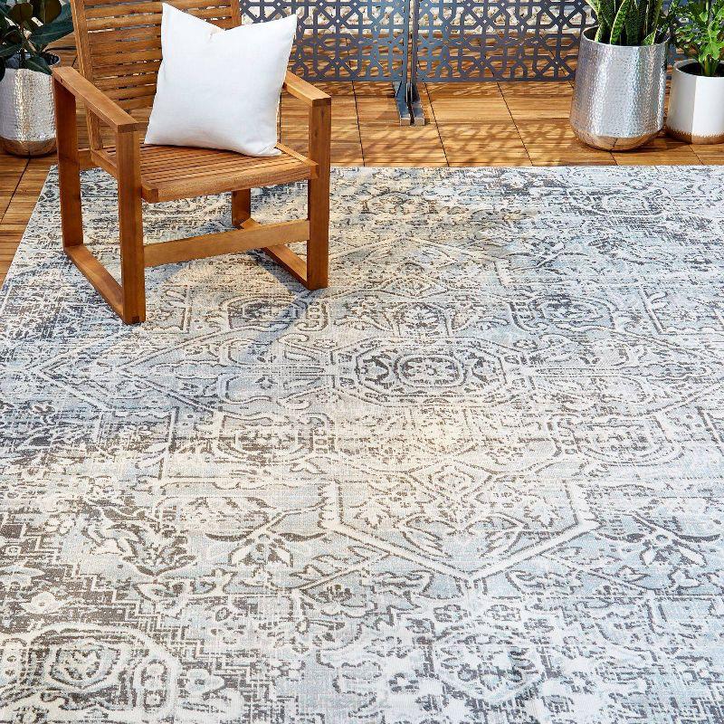 Nicole Miller Nicole Miller New York Patio Sofia Medallion Indoor/Outdoor Area Rug, Light Grey/Dark Grey