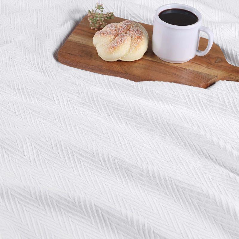 All-Season Zig-Zag Chevron King Cotton Blanket in White