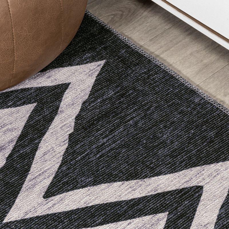3' x 5' Siksak Modern Chevron Border Machine-Washable Area Rug, Ivory/Black - JONATHAN Y