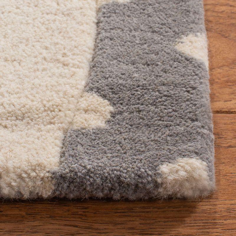 Safavieh Kids Rabbit SFK922 Hand Tufted Indoor Accent Rug - Grey/Ivory - 4'x6' - Safavieh