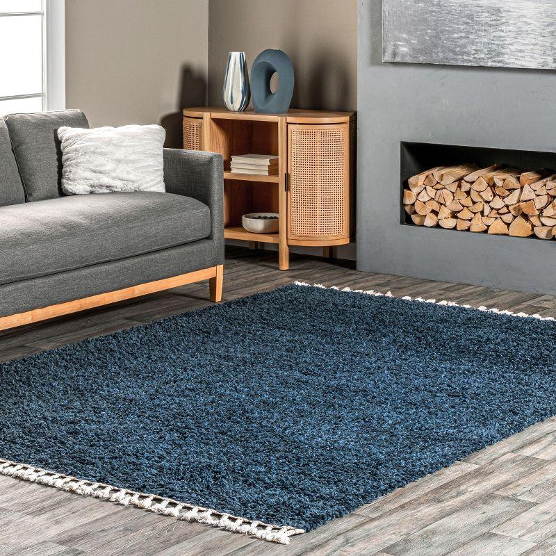 Nuloom Neva Solid 7x9 Shag Indoor Area Rug for Living Room Bedroom Dining Room Nursery, Navy/Ivory