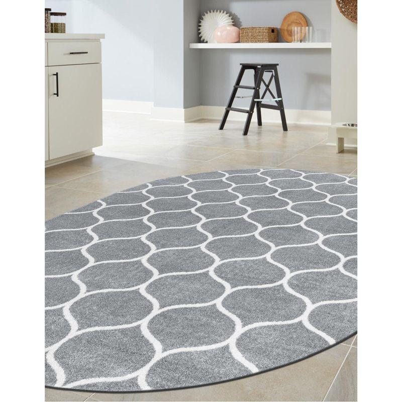 Light Gray/Ivory Oval Trellis Synthetic Area Rug 8' x 10'