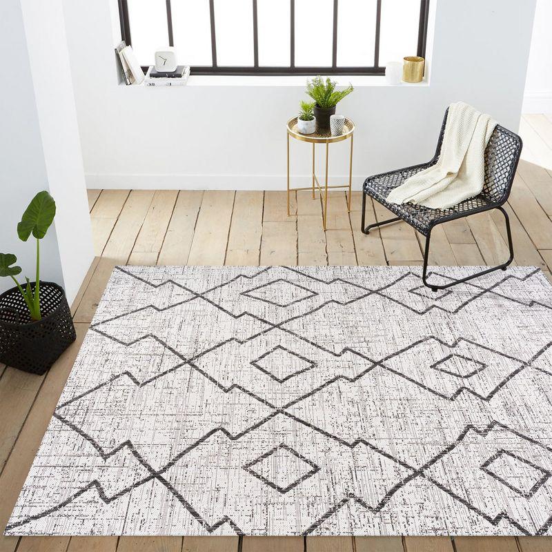 3'x5' Carwa  Diamond Trellis Indoor/Outdoor Area Rug, Ivory/Black - JONATHAN Y
