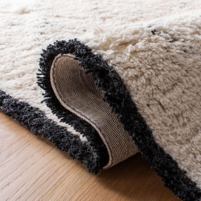 Casablanca CSB917 Hand Tufted Runner Rug - Ivory/Black - 2'6"x6' - Safavieh.